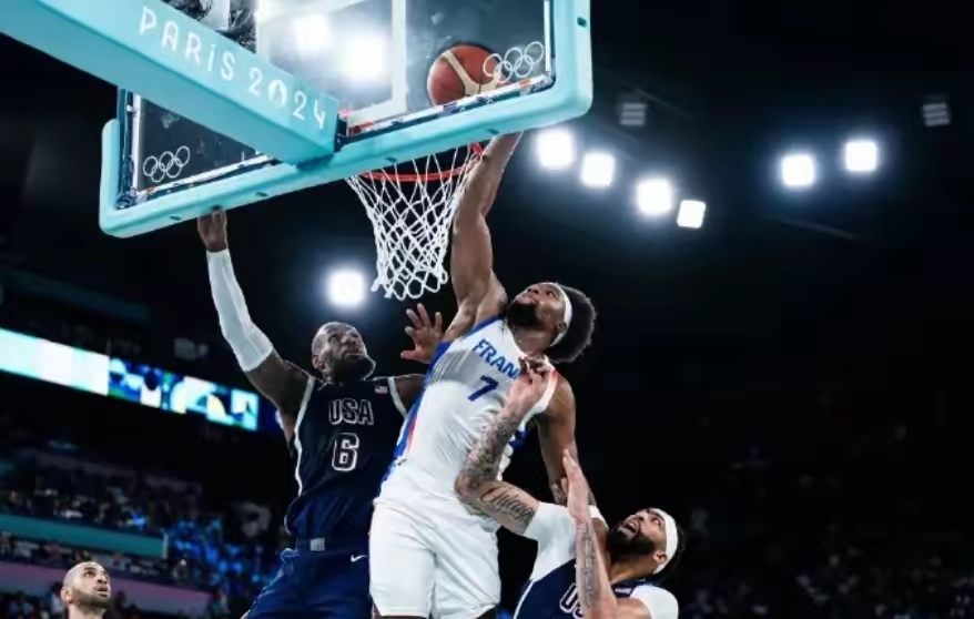 法国选手在篮球赛中展现实力 法国选手在篮球赛中展现实力