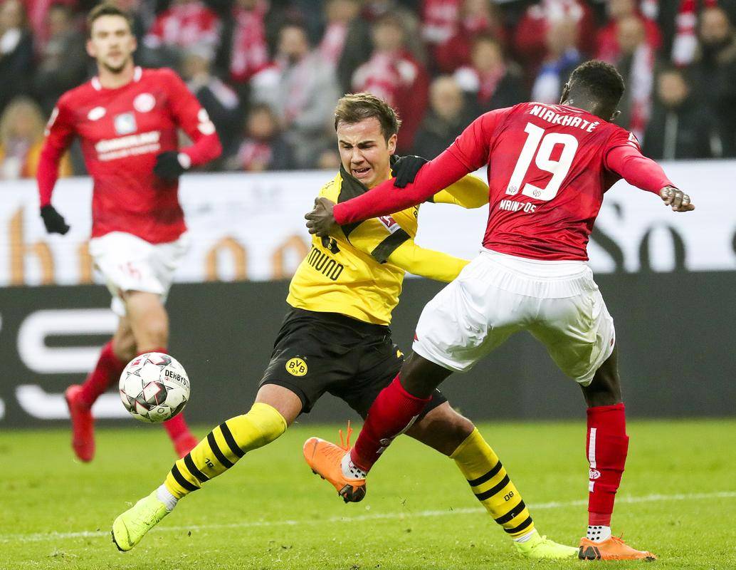 美因茨队前锋进球后遭遇伤病,或将缺席下轮的简单介绍 美因茨队前锋进球后遭遇伤病,或将缺席下轮的简单介绍