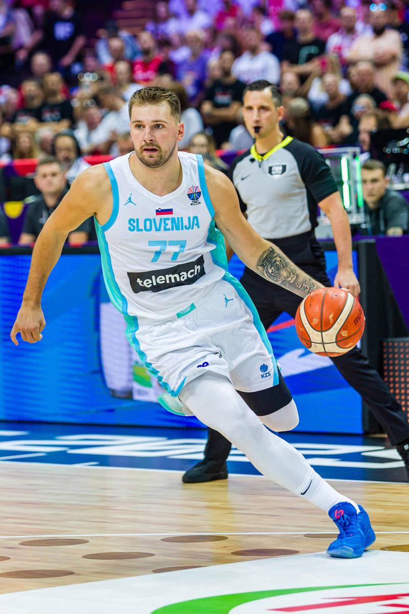 雄鹿完胜山西队，东契奇高光表现