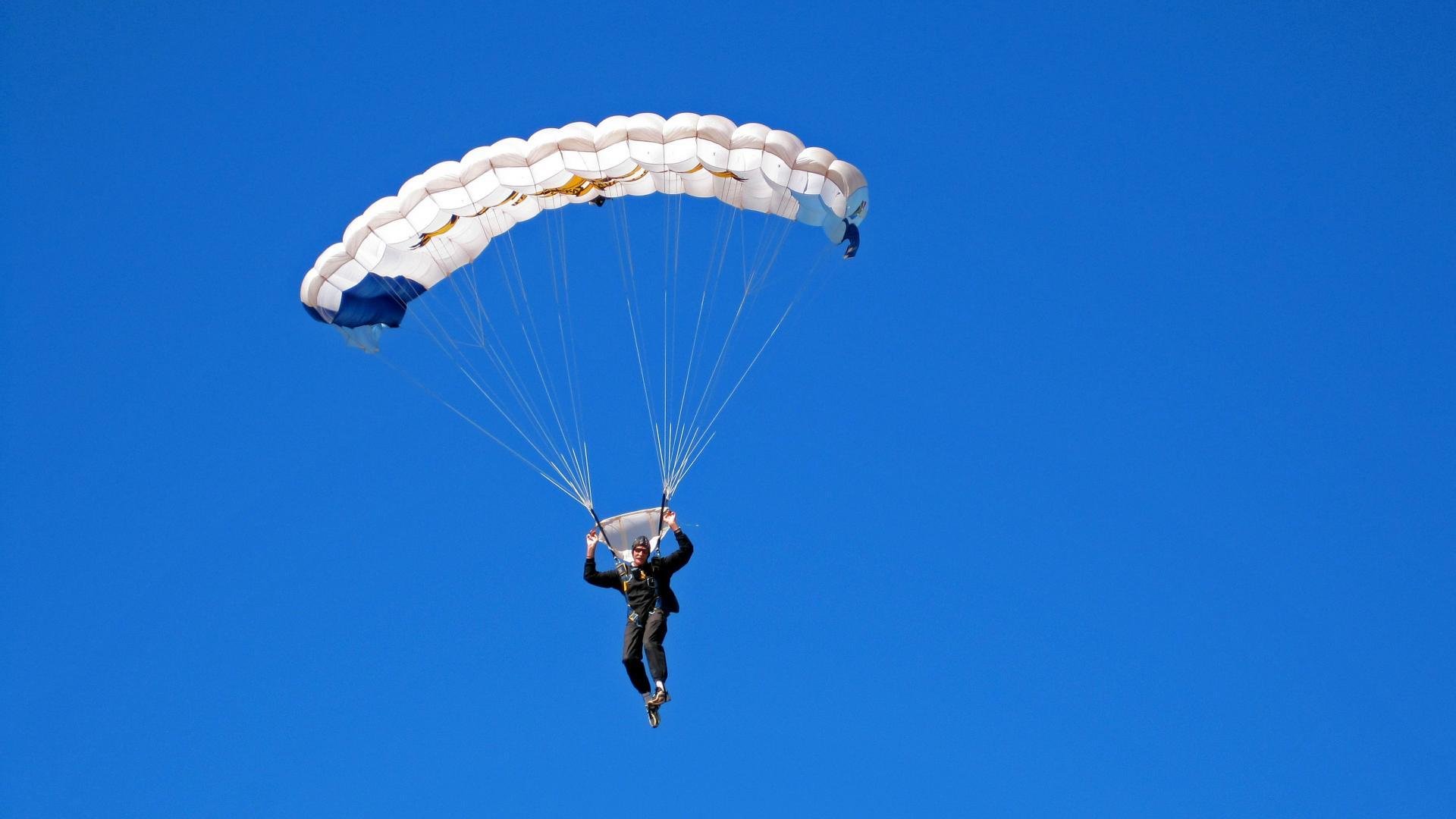 并线之战,F1轮胎的焦香与利拉德的三分冷箭,共燃今夜