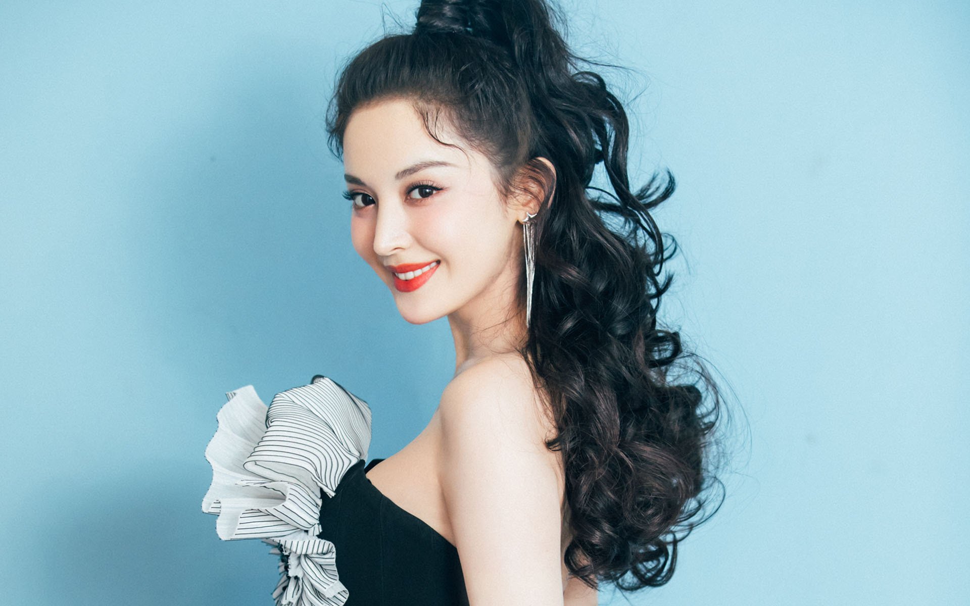 雷火电竞简介-独奏与城墙，凯恩统治全场，皇马式防守锁死威尔士